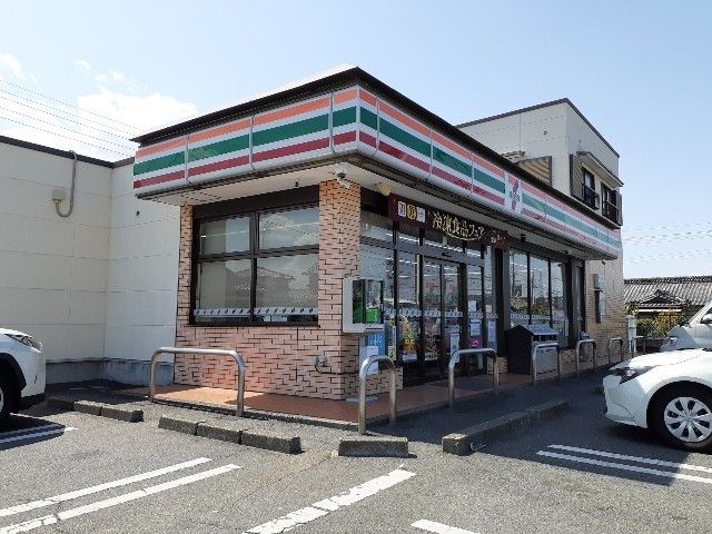 近くのセブンイレブン宮本町店まで550m（徒歩7分）