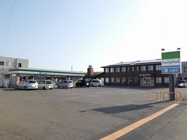 近くのファミリーマート高岡店様まで700m（徒歩9分）