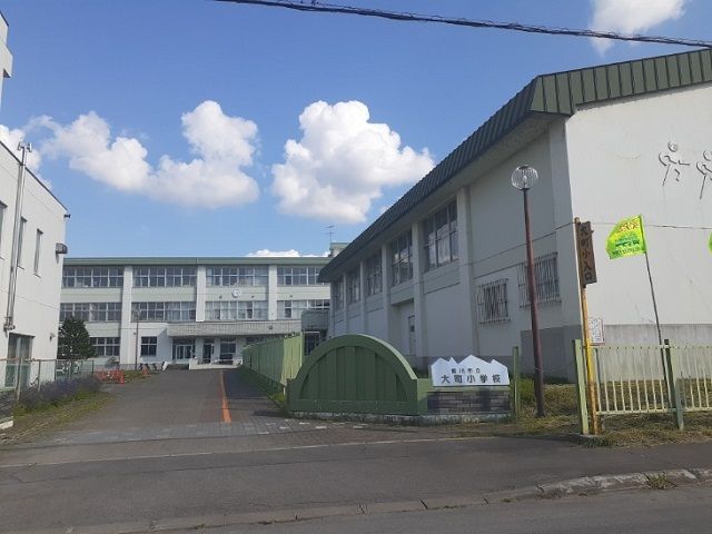 近くの旭川市立大町小学校まで450m（徒歩6分）