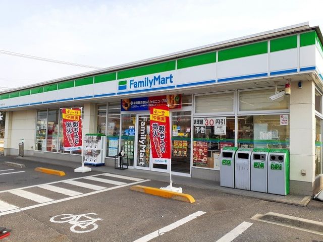 近くのファミリーマート神辺町道上店まで350m（徒歩5分）