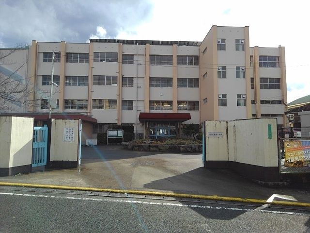 近くの青峰小学校まで1,120m（徒歩14分）