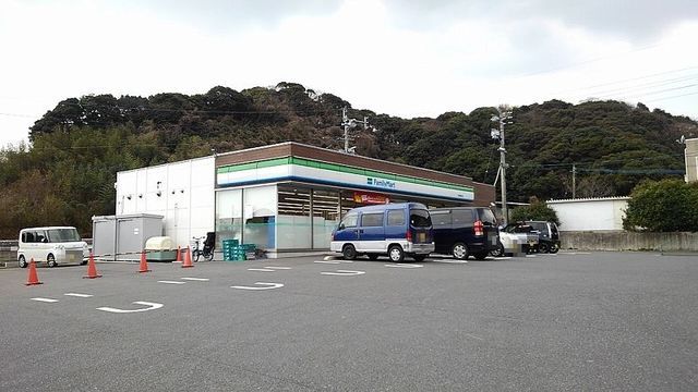 近くのファミリーマートまで1,200m(徒歩15分)