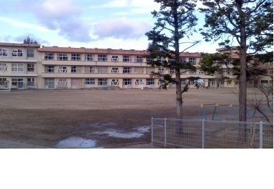 近くの福島市立渡利小学校まで2,400m（徒歩30分）