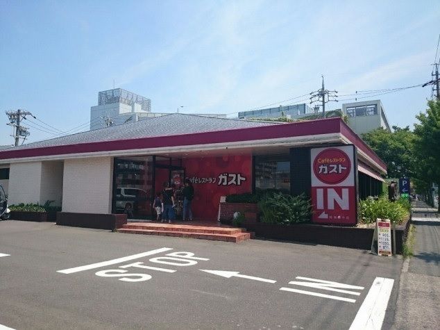 近くのガスト鳴海最中店まで600m(徒歩8分)