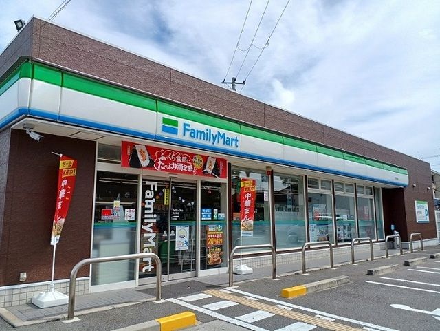 近くのコンビニまで550m（徒歩7分）