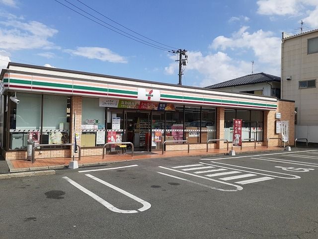 近くのセブンイレブン川尻1丁目店まで270m(徒歩4分)