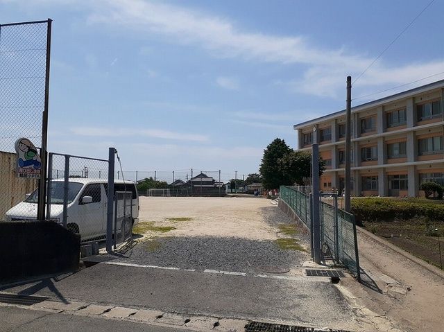 近くの中津市立鶴居小学校まで850m(徒歩11分)