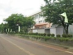 近くの上川西小学校まで400m(徒歩5分)
