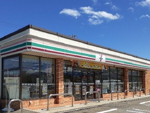 近くのセブンイレブン富山町村1丁目店まで350m（徒歩5分）