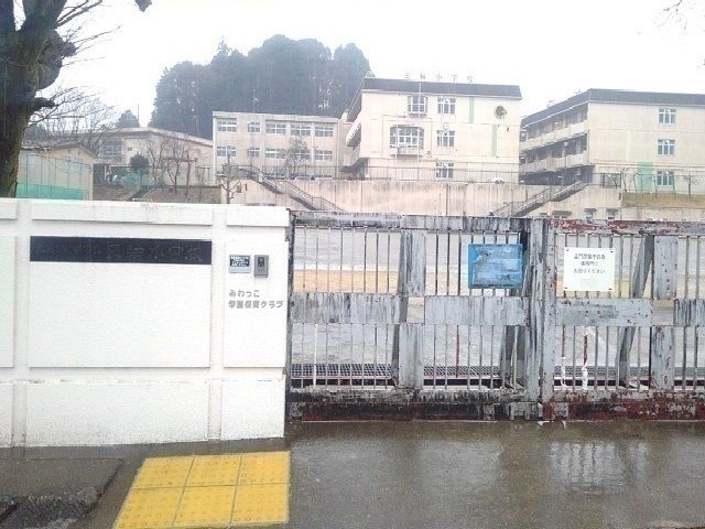近くの三輪小学校まで700m（徒歩9分）
