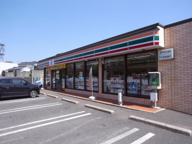 近くのセブンイレブン龍田小学校前店まで600m(徒歩8分)