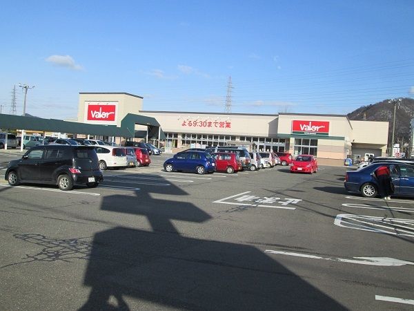 近くのバロー東鯖江店まで500m（徒歩7分）