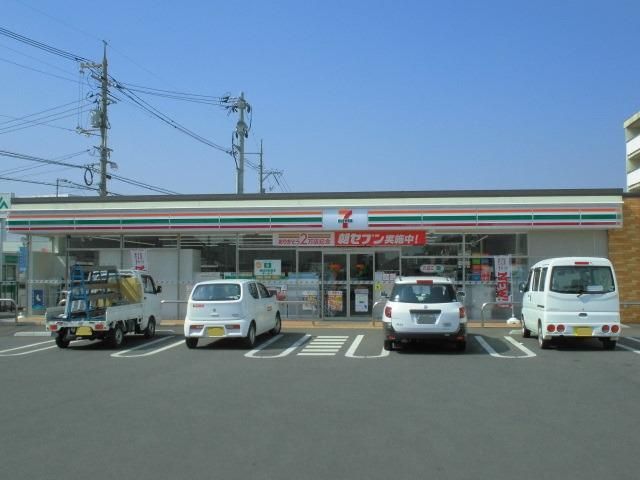 近くのセブンイレブン本庄町中4丁目店まで850m（徒歩11分）