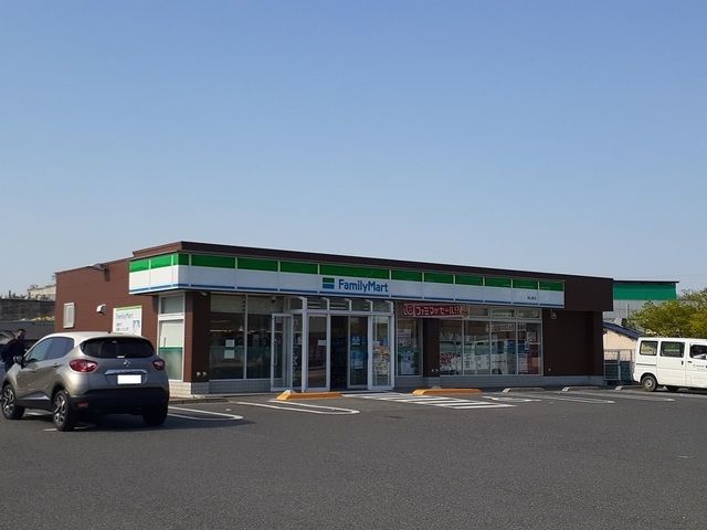 近くのファンミリーマート郡店まで800m(徒歩10分)