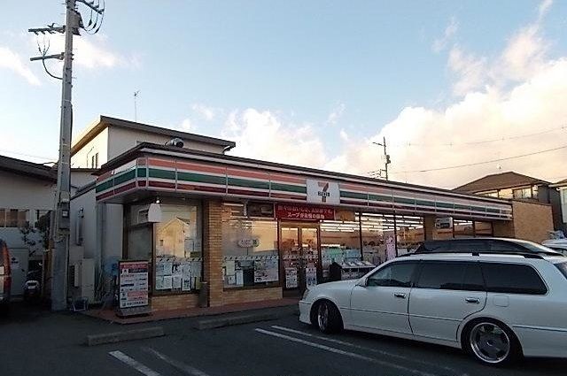 近くのセブンイレブンまで220m（徒歩3分）