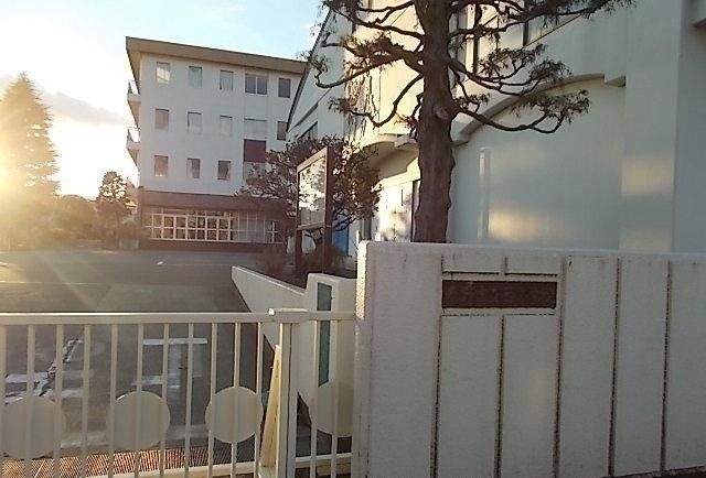 近くの西小学校まで1,000m（徒歩13分）