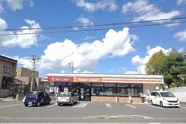 近くのセイコーマート岩見沢東店まで340m（徒歩5分）