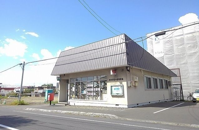 近くの日の出郵便局まで590m（徒歩8分）