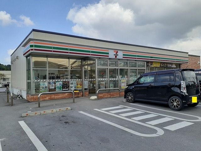 近くのセブンイレブン名護屋部店まで900m（徒歩12分）