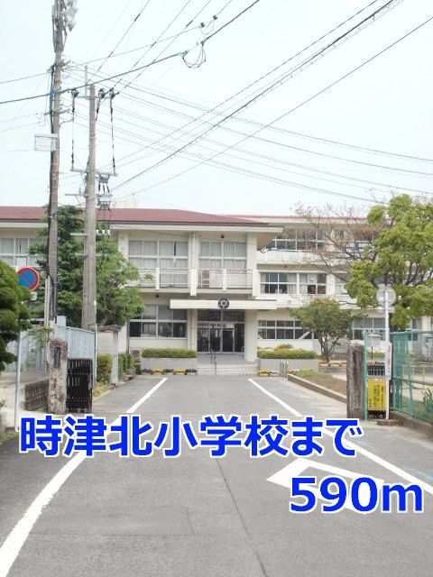 近くの時津北小学校まで590m（徒歩8分）