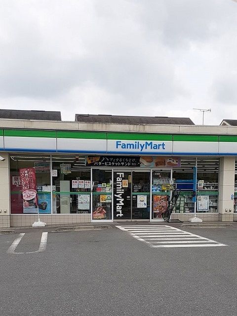 近くのファミリーマート日の出平井店まで550m(徒歩7分)