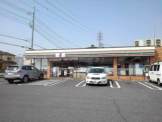 近くのセブン草加手代町店まで900m（徒歩12分）