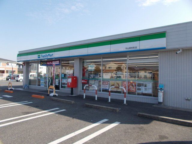 近くのファミリーマート守山阿村町店まで80m（徒歩1分）