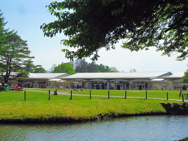 近くのアウトレットまで2,400m(徒歩30分)
