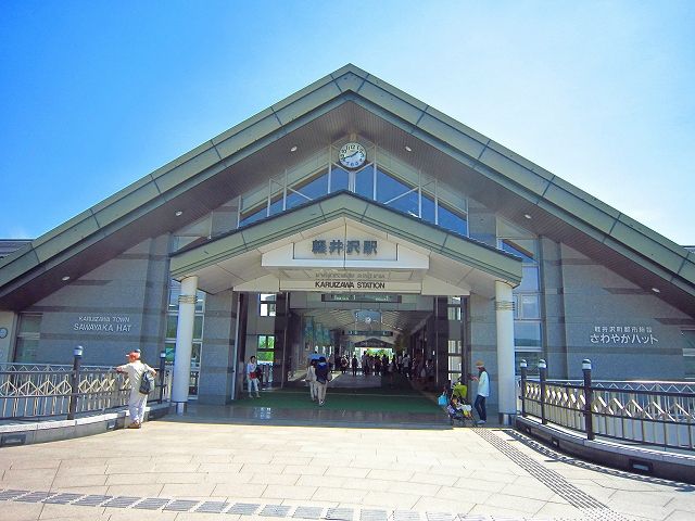 近くの軽井沢駅まで2,400m(徒歩30分)