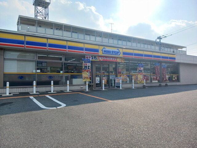近くのミニストップ糸島篠原西店まで400m（徒歩5分）