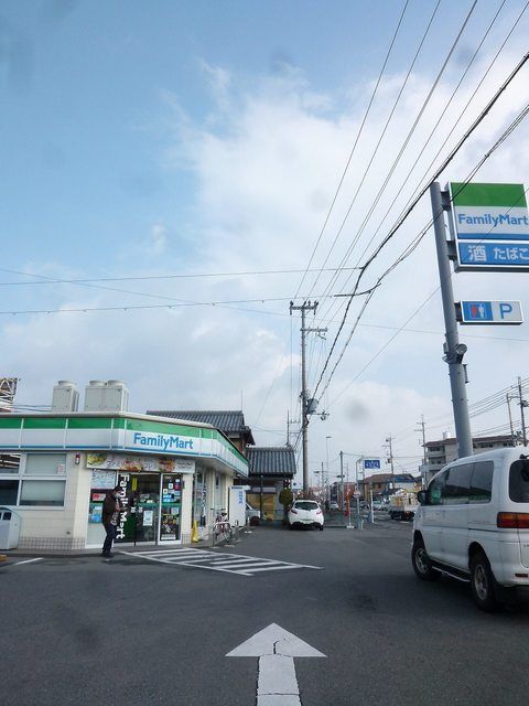 近くのコンビニまで260m（徒歩4分）