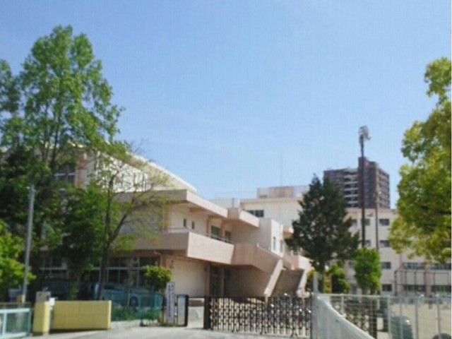 近くの矢倉小学校まで660m（徒歩9分）