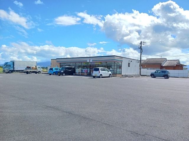 近くのセブンイレブン鹿屋新川町店まで700m（徒歩9分）