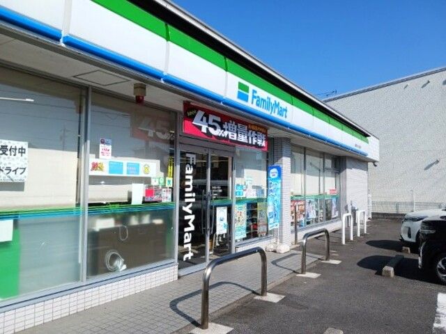 近くのファミリーマートまで450m(徒歩6分)