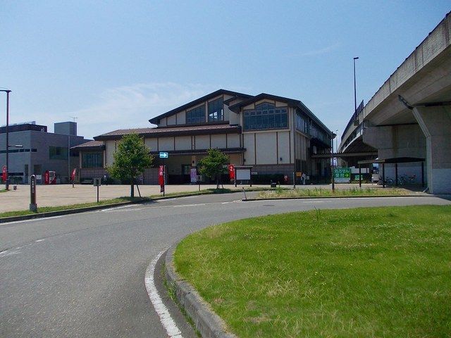 近くの西若松駅まで3,300m(徒歩42分)