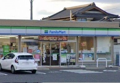 近くのファミリーマート井ヶ谷町店まで190m（徒歩3分）