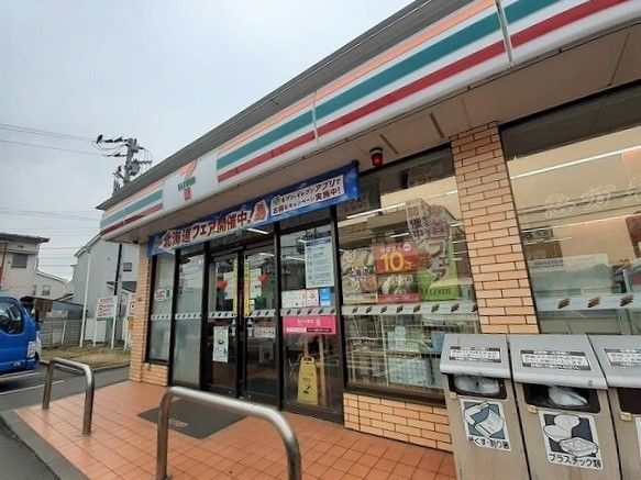 近くのコンビニまで550m（徒歩7分）