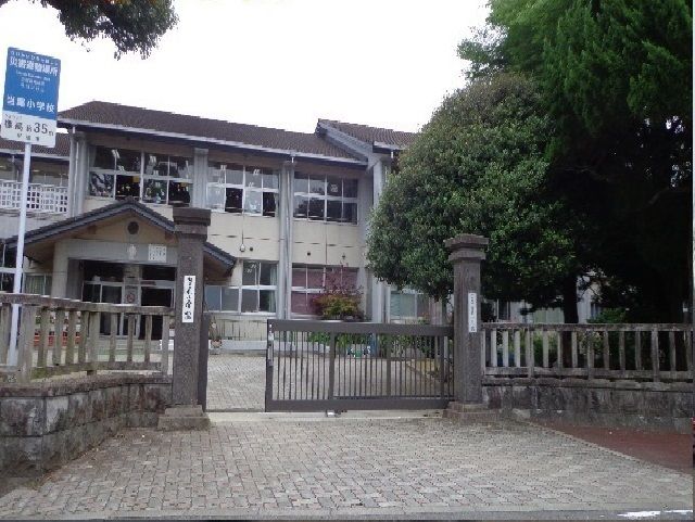 近くの当尾小学校まで210m（徒歩3分）