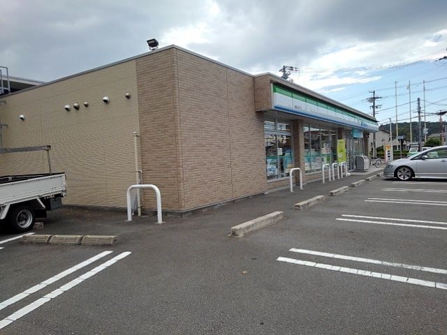近くのファミリーマート関戸店様まで450m（徒歩6分）