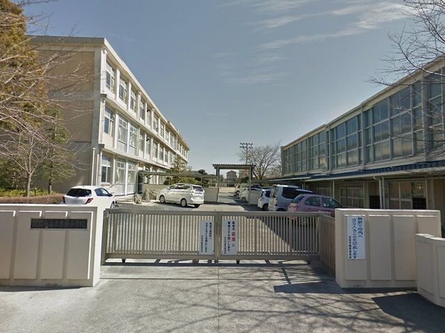 近くの浜松市立三方原小学校まで500m(徒歩7分)