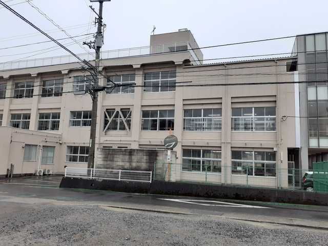 近くの小学校まで500m（徒歩7分）
