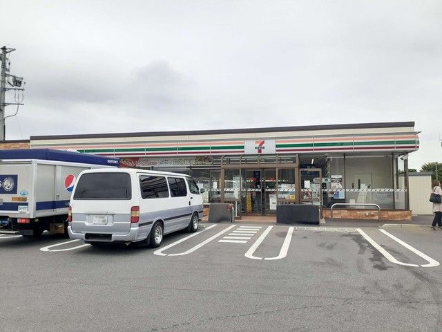 近くのセブンイレブン若栗店まで750m（徒歩10分）