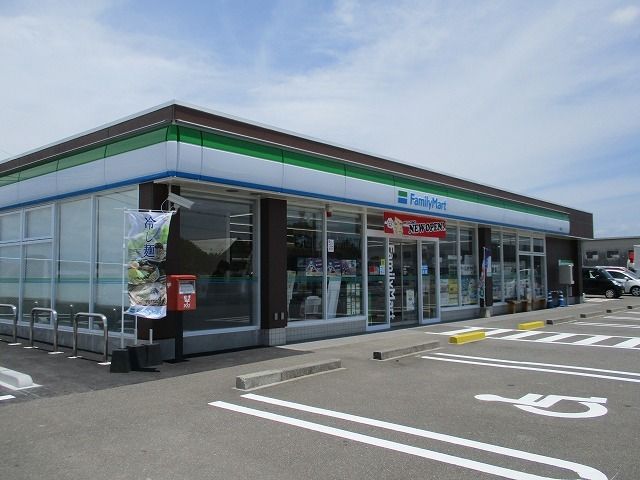 近くのファミリーマート新富店まで900m(徒歩12分)