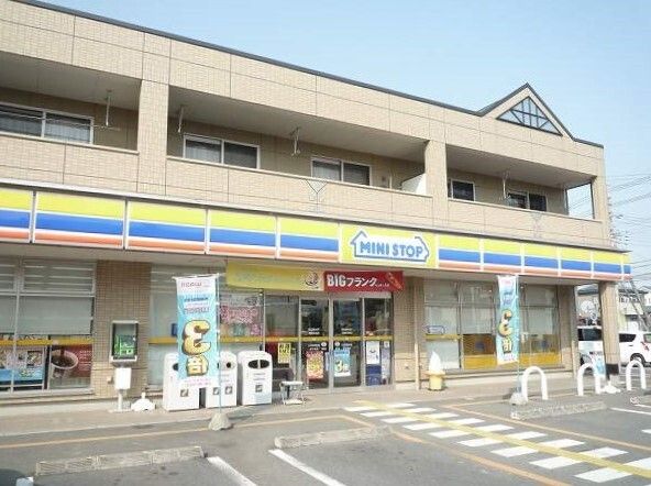 近くのミニストップ鴻巣松原店まで750m(徒歩10分)