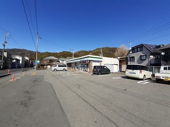 近くのファミリーマート 伊野公園店まで800m（徒歩10分）