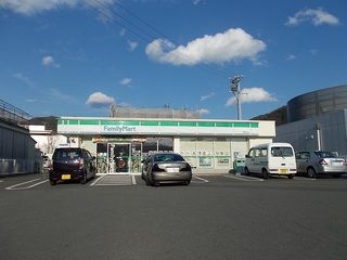 近くのファミリーマート静岡北店まで700m(徒歩9分)