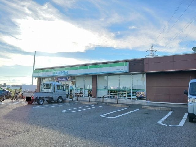 近くのファミリーマートまで550m（徒歩7分）
