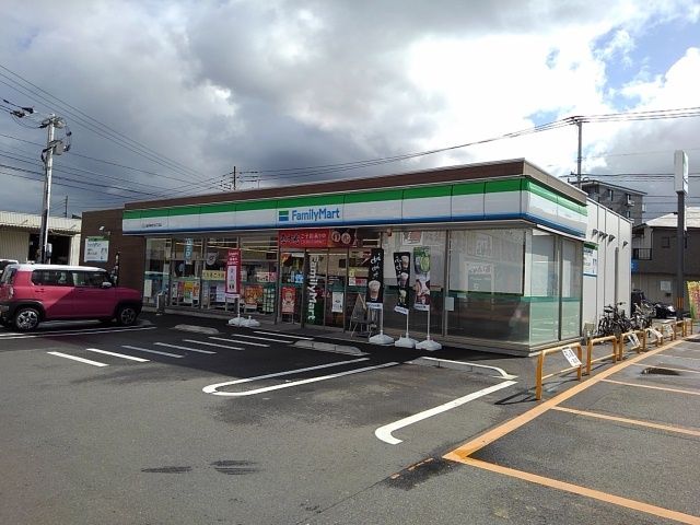 近くのファミリーマート東合川２丁目店まで550m（徒歩7分）