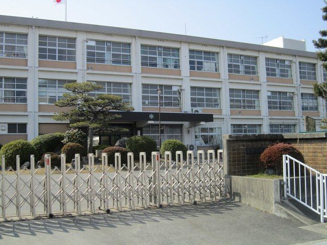 近くの町立竜王小学校まで2,520m（徒歩32分）