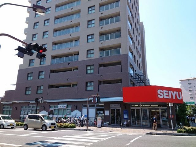 近くの西友守山店まで900m（徒歩12分）